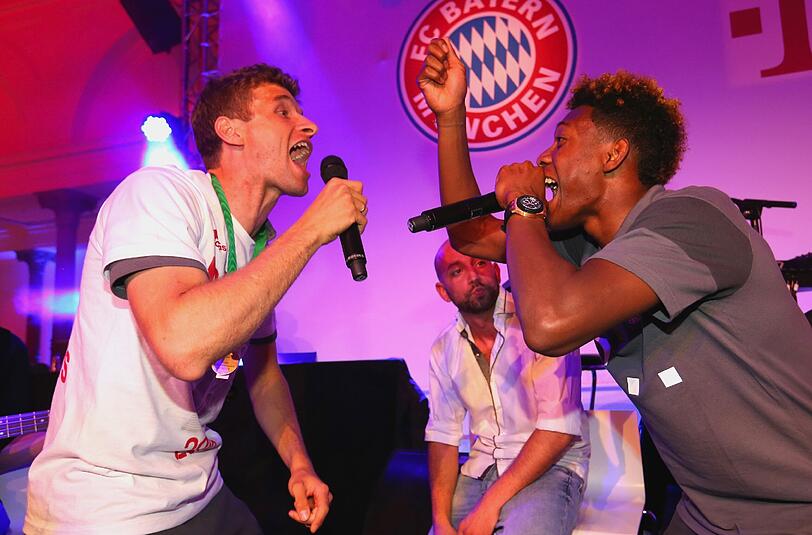 Ob das Duo Alaba/Müller wohl bald die Charts stürmt? Wir hoffen, dass die beiden eher weiter auf de Platz im Trikot des FC Bayern glänzen.