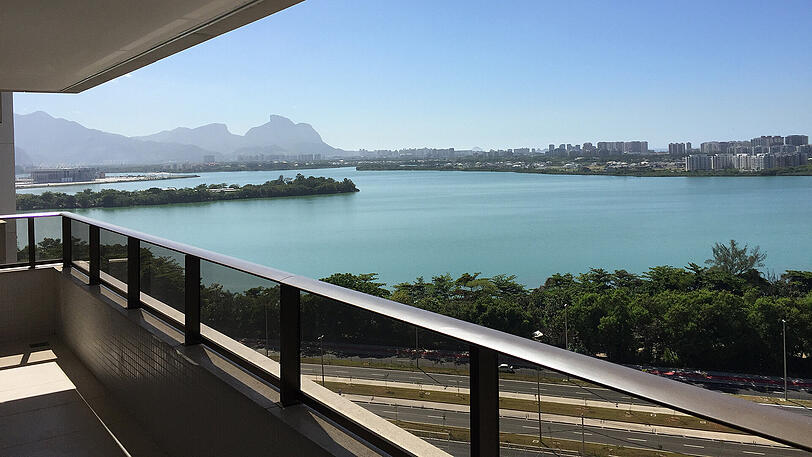 Blick aus einer zum Verkauf stehenden Wohnung im Olympiadorf von Rio de Janeiro, Brasilien. Hier stehen über 3000 Apartments zum Verkauf, der Verkauf verläuft aber schleppend.