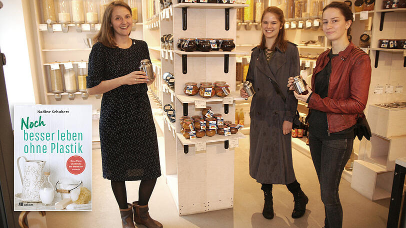 Ohne Plastik einkaufen geht zum Beispiel im "OHNE", dem verpackungsfreien Supermarkt in der Schellingstraße in München. Hier (v. l.): Geschäftsführerin Hannah Sartin mit den Kundinnen Hannah und Charlotte.