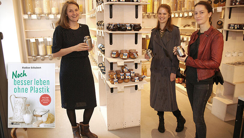 Ohne Plastik einkaufen geht zum Beispiel im "OHNE", dem verpackungsfreien Supermarkt in der Schellingstraße in München. Hier (v. l.): Geschäftsführerin Hannah Sartin mit den Kundinnen Hannah und Charlotte.