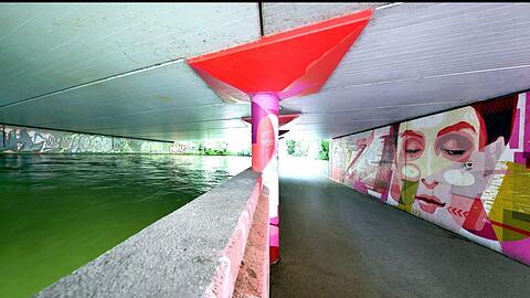 Bunt-feuchtes Ambiente: Unter der Gebsattelstraße liegt der Wasserspiegel des Auer Mühlbachs über dem Fußweg-Niveau. Nasse Füße bekommt man trotzdem nicht.