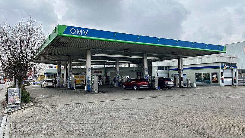 Die Tankstelle hat am Dienstag wieder geöffnet. Den Angestellten steckt der Schock nach dem Überfall noch in den Knochen.