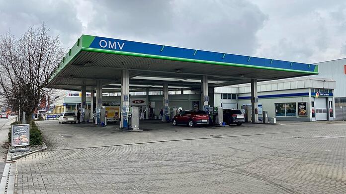 Die Tankstelle hat am Dienstag wieder geöffnet. Den Angestellten steckt der Schock nach dem Überfall noch in den Knochen.