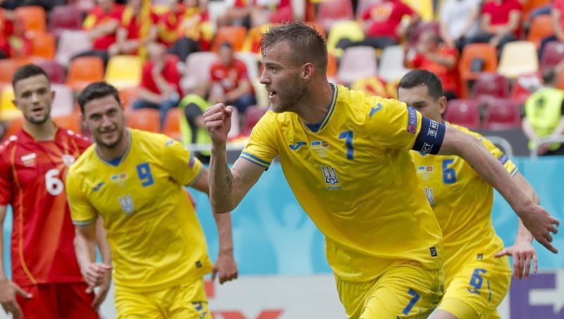 Ukraine-Stürmer Andrej Jarmolenko (r) jubelt über sein Tor zum 1:0 gegen Nordmazedonien.