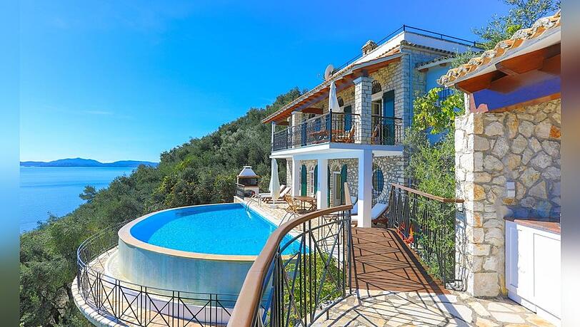 Auch dieses Ferienhaus auf der Insel Korfu gehört zu den Ferienhäusern des Jahres 2023.