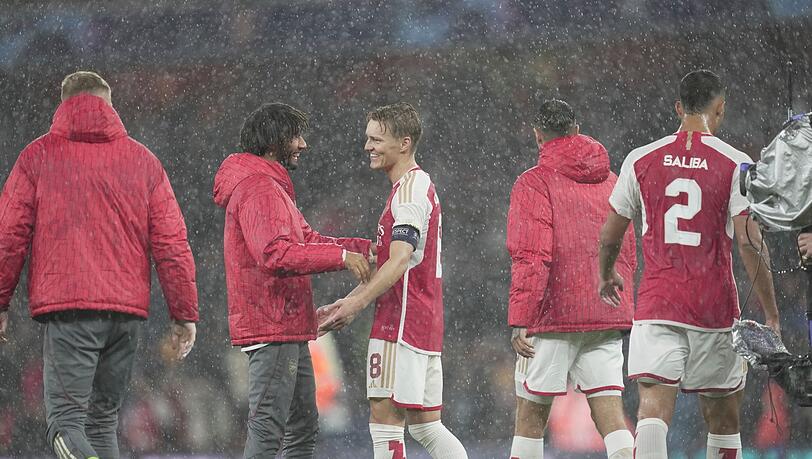 Martin Odegaard (M) von Arsenal feiert mit seinen Teamkollegen nach dem Spiel.