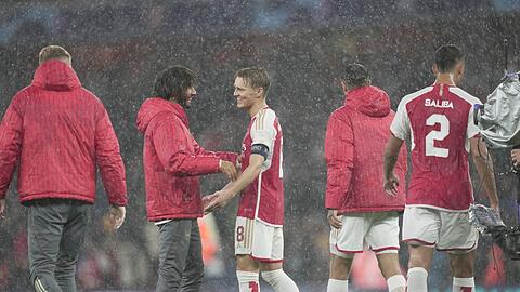 Martin Odegaard (M) von Arsenal feiert mit seinen Teamkollegen nach dem Spiel.