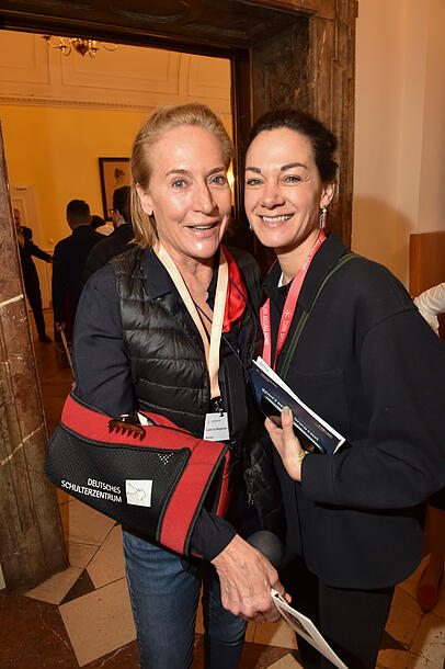 Leslie Freifrau von Wangenheim (l.) und Charlotte Gräfin von Oeynhausen bei der Turn Around Aging Konferenz im Künstlerhaus München. Leslie Freifrau von Wangenheim (l.) und Charlotte Gräfin von Oeynhausen bei der Turn Around Aging Konferenz im Künstlerhaus München.