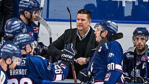 Trainer Tom Pokel von Straubing spricht mit seiner Mannschaft.
