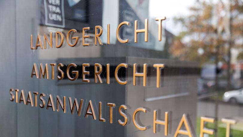 Im Fall einer mit Ecstasy gefüllten Champagnerflasche in einem Lokal in der Oberpfalz ist laut Staatsanwaltschaft ein dringend tatverdächtiger Mann verhaftet worden. (Symbolfoto)