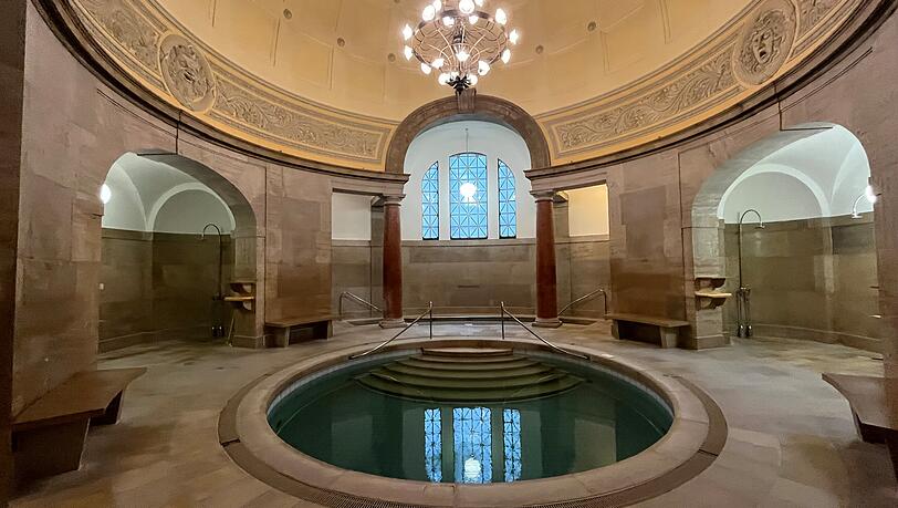 Nobles Ambiente: Das Kaltwasserbecken im Schwitzbad wurde nach römischem Vorbild geschaffen. Nobles Ambiente: Das Kaltwasserbecken im Schwitzbad wurde nach römischem Vorbild geschaffen.