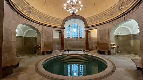 Nobles Ambiente: Das Kaltwasserbecken im Schwitzbad wurde nach r&ouml;mischem Vorbild geschaffen.