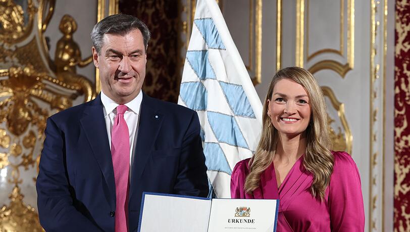 Söders eigene Gesundheitsministerin Gerlach (r.) sieht die Pläne der schwarz-roten Koalition in Berlin zu den strengeren Regeln für Krankschreibungen kritisch. (Archivbild) Söders eigene Gesundheitsministerin Gerlach (r.) sieht die Pläne der schwarz-roten Koalition in Berlin zu den strengeren Regeln für Krankschreibungen kritisch. (Archivbild)