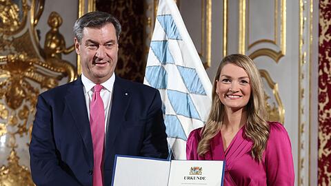 Söders eigene Gesundheitsministerin Gerlach (r.) sieht die Pläne der schwarz-roten Koalition in Berlin zu den strengeren Regeln für Krankschreibungen kritisch. (Archivbild) Söders eigene Gesundheitsministerin Gerlach (r.) sieht die Pläne der schwarz-roten Koalition in Berlin zu den strengeren Regeln für Krankschreibungen kritisch. (Archivbild)