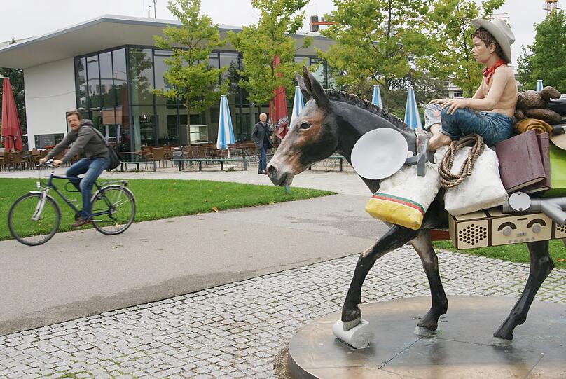 Café für jedermann auf dem Ring: Über zwei Stockwerke verteilt sitzen die Gäste in dem Glascubus bei Frühstück oder Dinner, Kaffee oder Drinks.