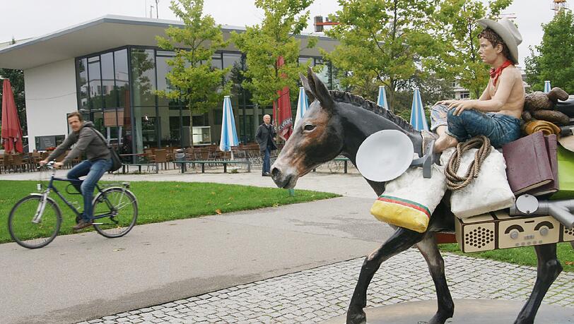 Café für jedermann auf dem Ring: Über zwei Stockwerke verteilt sitzen die Gäste in dem Glascubus bei Frühstück oder Dinner, Kaffee oder Drinks. Café für jedermann auf dem Ring: Über zwei Stockwerke verteilt sitzen die Gäste in dem Glascubus bei Frühstück oder Dinner, Kaffee oder Drinks.