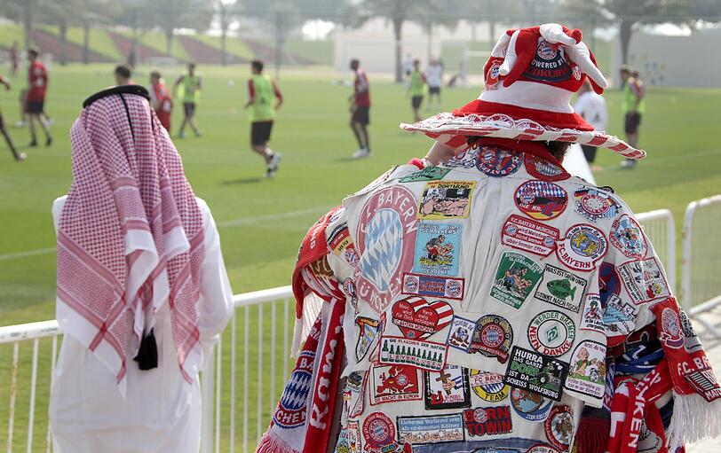 Fans am Spielfeldrand der ASPIRE Academy for Sports Excellence.