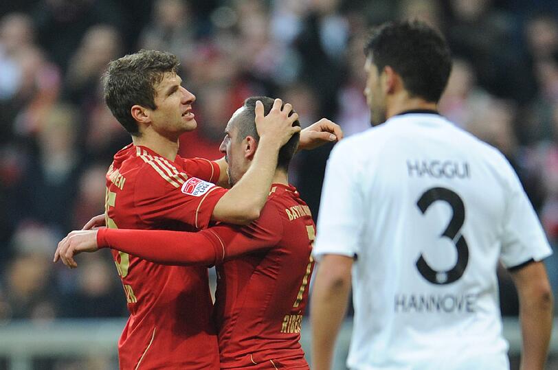 THOMAS MÜLLER: Note 2. Wer braucht schon Arjen Robben, wenn er Müller hat? Zog nach drei Minuten nach innen und zwang 96-Keeper Ron-Robert Zieler mit einem Linksschuss (!) zu einer starken Parade. Später mit uneigennütziger Vorlage zum 3:0 &ndash; sein achter Assist. Nur ein Tor fehlte. Ging eine Viertelstunde vor Schluss für Shaqiri.