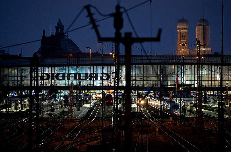 Züge der Deutschen Bahn stehen im Münchner Hauptbahnhof auf ihren Gleisen.