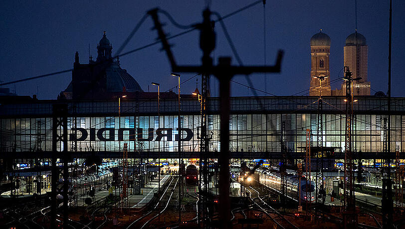 Züge der Deutschen Bahn stehen im Münchner Hauptbahnhof auf ihren Gleisen. Züge der Deutschen Bahn stehen im Münchner Hauptbahnhof auf ihren Gleisen.
