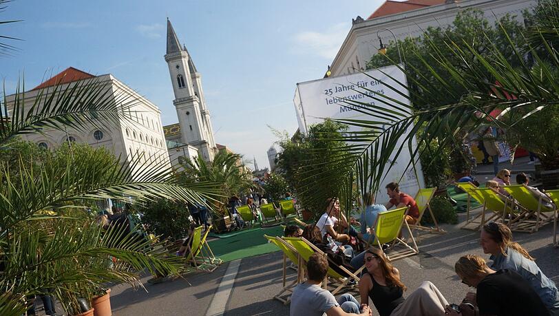Für Autos und Radl gesperrt: die Leopoldstraße. Für Autos und Radl gesperrt: die Leopoldstraße.
