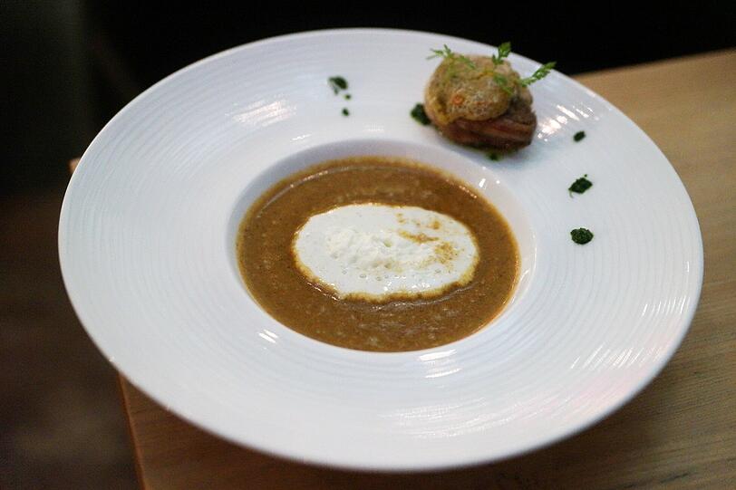 Der 3. Gang: Maronensuppe, Wachtelbrust, Trüffelkruste, Parmesanluft