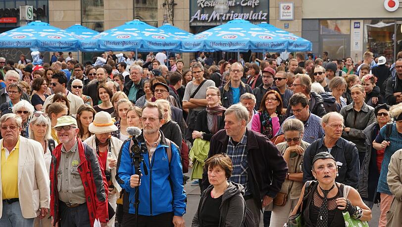 Gegen Asylrechtsverschäfungen - für offene Grenzen: Bilder von der Demo am Samstag. Gegen Asylrechtsverschäfungen - für offene Grenzen: Bilder von der Demo am Samstag.