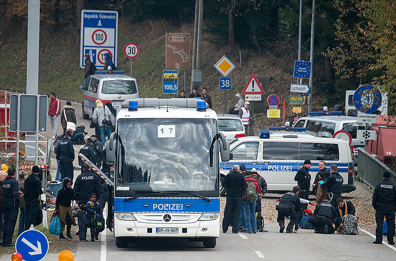 Flüchtlinge steigen an der deutsch-österreichischen Grenze nahe Wegscheid/Bayern in einen Bus der Bundespolizei.