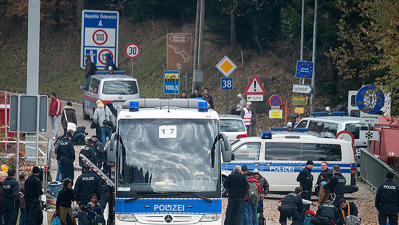 Flüchtlinge steigen an der deutsch-österreichischen Grenze nahe Wegscheid/Bayern in einen Bus der Bundespolizei. Flüchtlinge steigen an der deutsch-österreichischen Grenze nahe Wegscheid/Bayern in einen Bus der Bundespolizei.