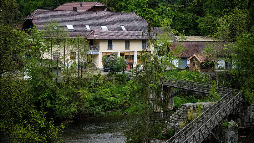 In der Pension nahe Passau entdeckte die Polizei drei Leichen.