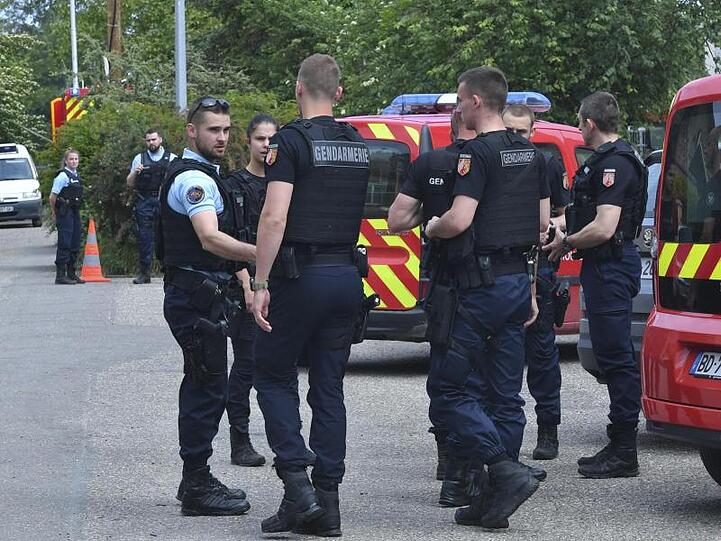 Deutsche und französische Polizisten beraten sich in der Nähe des Unglücksortes.