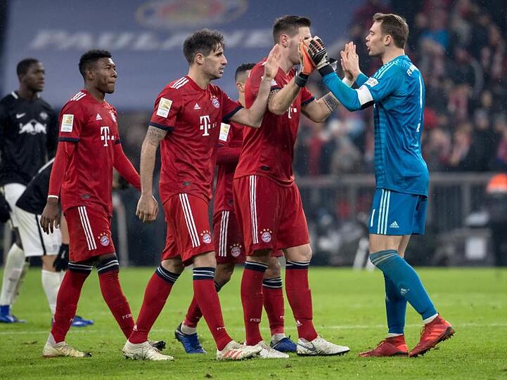 Die Bayern feiern den 1:0-Sieg gegen RB Leipzig.