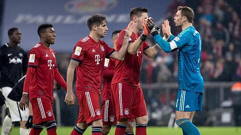 Die Bayern feiern den 1:0-Sieg gegen RB Leipzig.