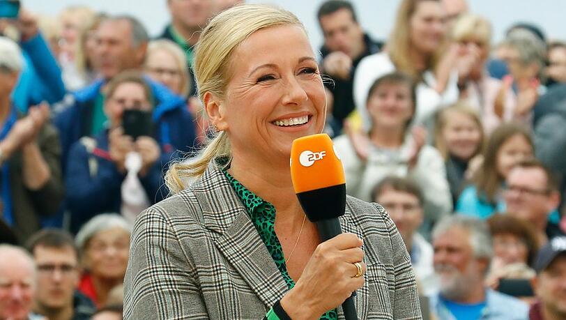 Andrea Kiewel ist im "ZDF-Fernsehgarten" immer wieder unvorhersehbaren Ereignissen ausgesetzt.