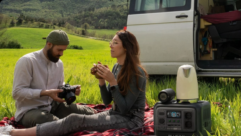 Perfekt für Outdoor-Abenteuer: Die neue BLUETTI Elite 100 V2 liefert starke Leistung auch beim Campen.
