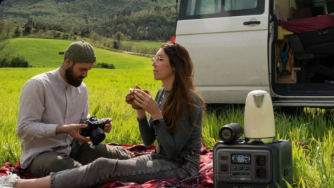 Perfekt für Outdoor-Abenteuer: Die neue BLUETTI Elite 100 V2 liefert starke Leistung auch beim Campen.