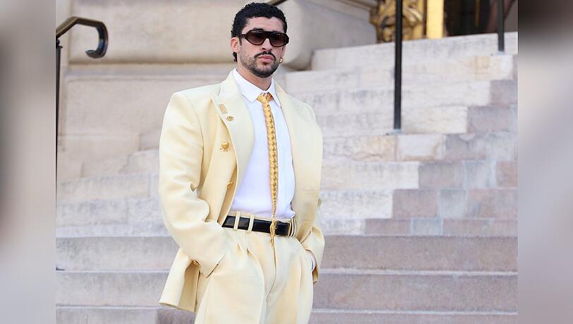 Musiker Bad Bunny bei Schiaparelli in Paris. Musiker Bad Bunny bei Schiaparelli in Paris.