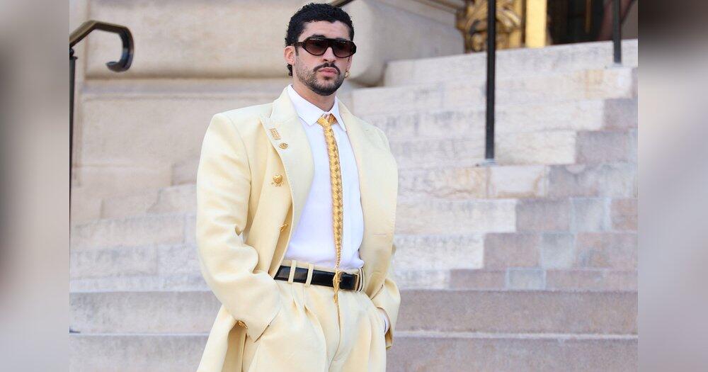 Bad-Bunny-berrascht-in-Buttergelb-bei-Schiaparelli-Show-in-Paris