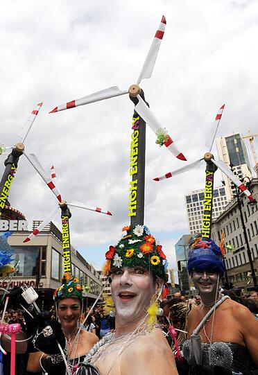 Fantasievoll bekleidet feiern am Samstag die Teilnehmer auf der Parade zum Christopher Street Day (CSD) in Berlin.