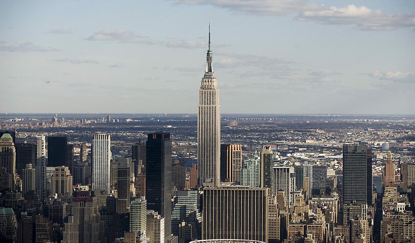 Ein echtes New Yorker Wahrzeichen: Das Empire State Building! Mit zwei superschnellen Fahrstühlen können Sie ganz nach oben sausen - und bekommen die 360-Grad-Aussicht über Manhattan. Spektakuläre Luftaufnahmen aus New York City - die Bilder zum Durchklicken!