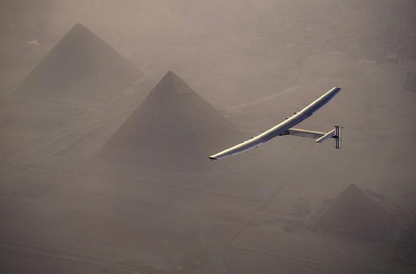 "Solar Impulse 2" hat eine Schleife über den Pyramiden gedreht. Foto: Jean Revillard/Solar Impulse 2