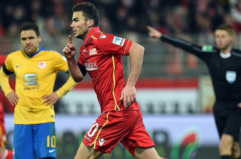 Union Berlin (hier: Dennis Daube, m.) besiegte Tabellenführer Eintracht Braunschweig am Montagabend.