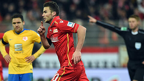 Union Berlin (hier: Dennis Daube, m.) besiegte Tabellenführer Eintracht Braunschweig am Montagabend.