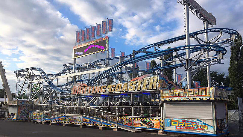 Für Adrenalin-Junkies: Schwerelos über Buckelpisten, rasante Slaloms, wilde Links-Rechts-Drifts &ndash; die neue Achterbahn Drifting Coaster, die sich der Schausteller Mike Ahrend vergangenes Jahr vom französischen Hersteller Reverchon hat bauen lassen, gilt als Fahrvergnügen für die gesamte Familie. Auch Adrenalin-Junkies sollen hier auf ihre Kosten kommen. Immerhin erreichen die Vierer-Gondeln eine Geschwindigkeit von bis zu 60 Stundenkilometern.
