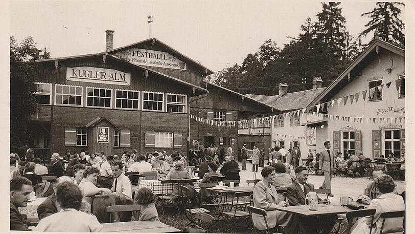 Historisch: Gäste der Alm auf einem Bild aus dem Archiv der Wirtschaft.