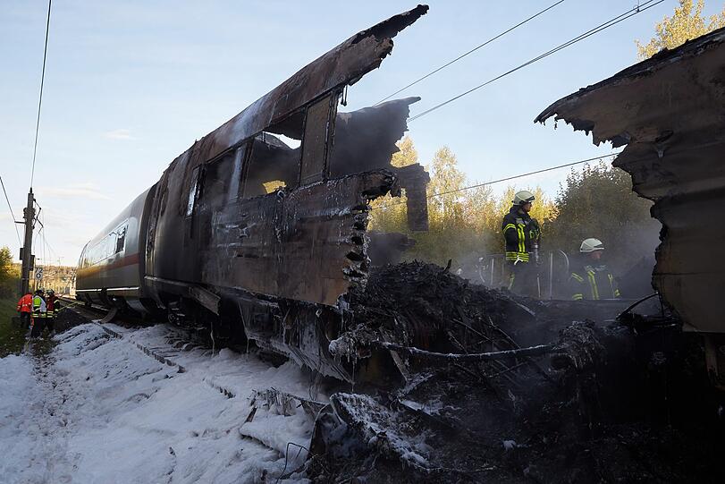 Großeinsatz auf der wichtigen Bahnstrecke Frankfurt-Köln: Teile eines ICE-Zuges geraten in Brand.