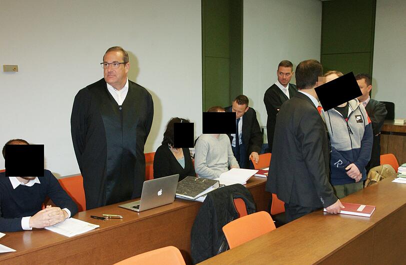 Die Angeklagten mit Dolmetschern und Anwälten.