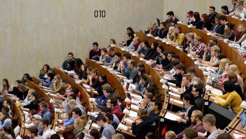 Studierende der Georg-August-Universität in Göttingen sitzen im Zentralen Hörsaalgebäude (ZHG). Studierende der Georg-August-Universität in Göttingen sitzen im Zentralen Hörsaalgebäude (ZHG).