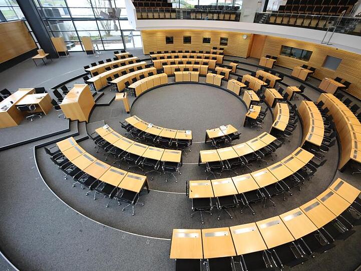Der Plenarsaal des Thüringer Landtags. Wird neu gewählt oder kommt vorher eine neue Regierung zustande?.