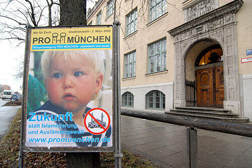 "Zukunft statt Islamisierung" - Wahlplakat der rechtsextremen "Pro München" vor einer Grundschule.